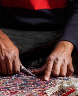 رفو گری قالی در قالیشویی آذری